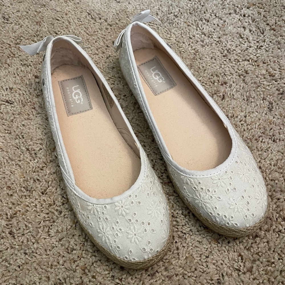 UGG Girls White Eyelet Flats Size 3